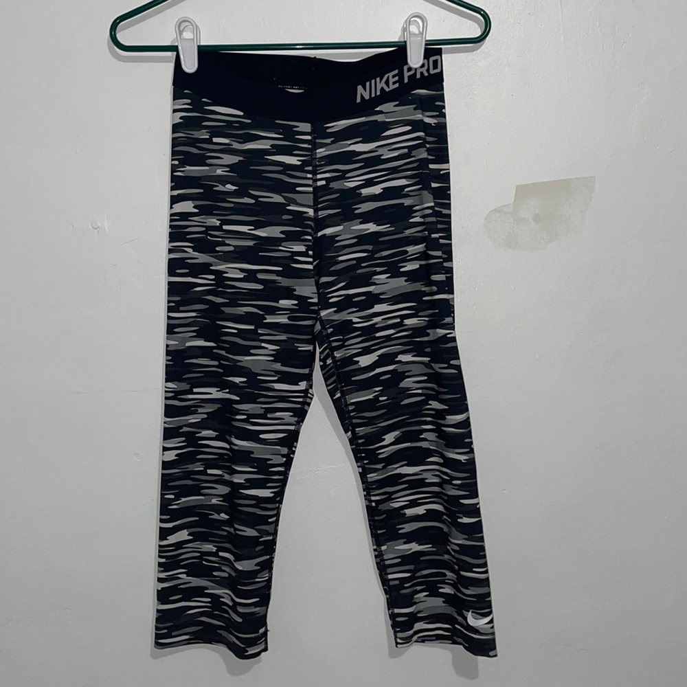 Size M Women’s Nike Grey White Black Camo Cropped Athletic Leggings